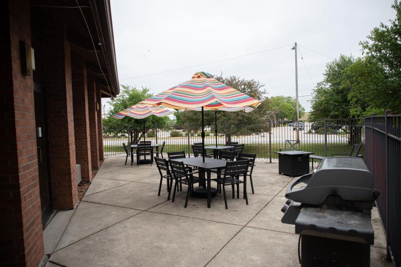 Lomira Inn And Suites Luaran gambar