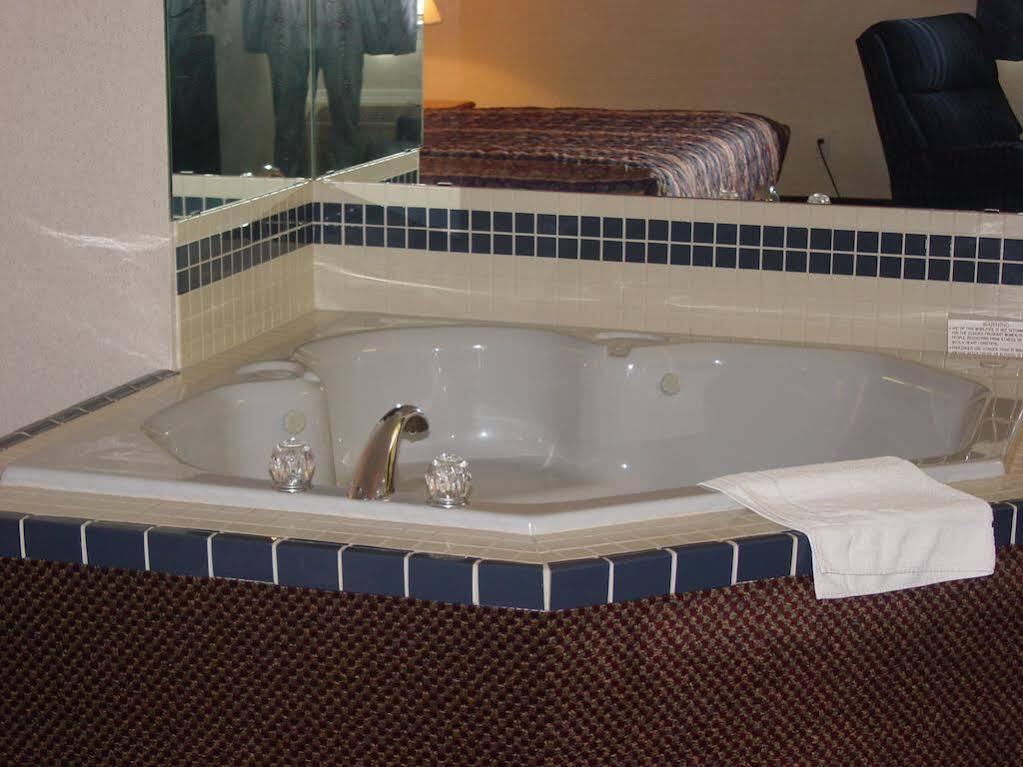 Lomira Inn And Suites Luaran gambar