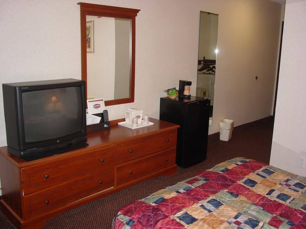 Lomira Inn And Suites Luaran gambar