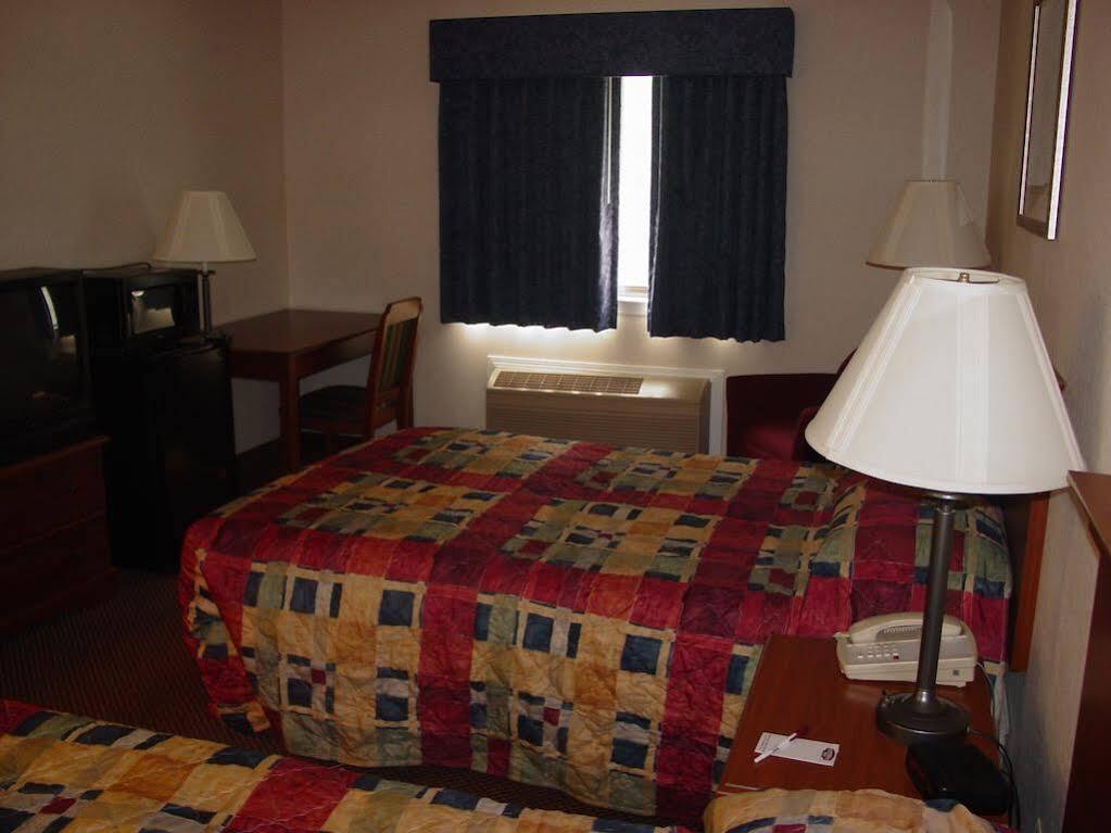 Lomira Inn And Suites Luaran gambar